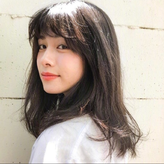 短发美女自拍照,36款中短发发型合集,想换发型可