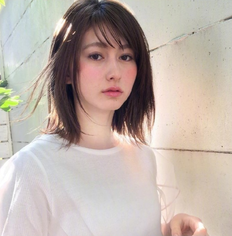 短发美女自拍照,36款中短发发型合集,想换发型可