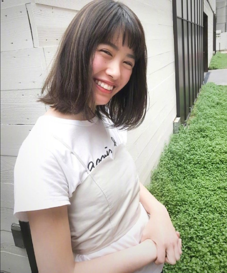 短发美女自拍照,36款中短发发型合集,想换发型可