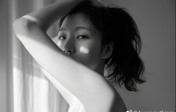 韩国美女明星金高银素颜登上韩国版《Esquire》