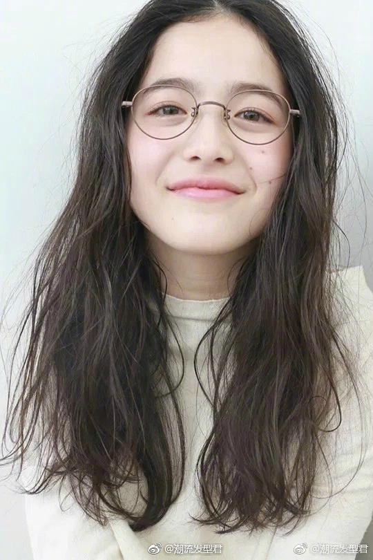 拥有质感的亚麻咖啡色发色美女图片