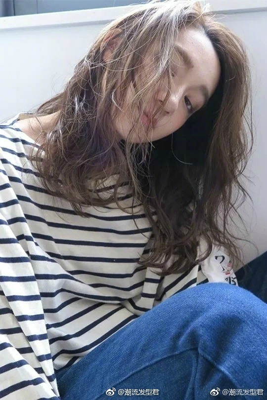 拥有质感的亚麻咖啡色发色美女图片