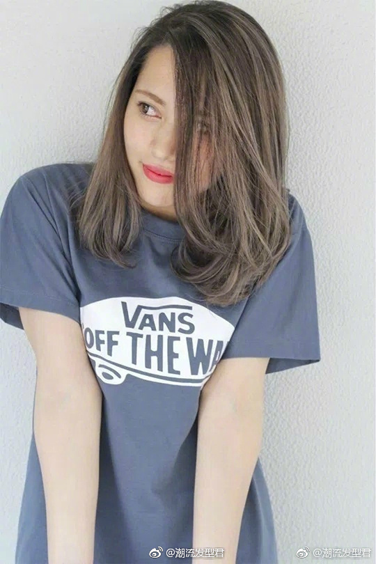拥有质感的亚麻咖啡色发色美女图片