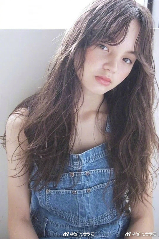 拥有质感的亚麻咖啡色发色美女图片