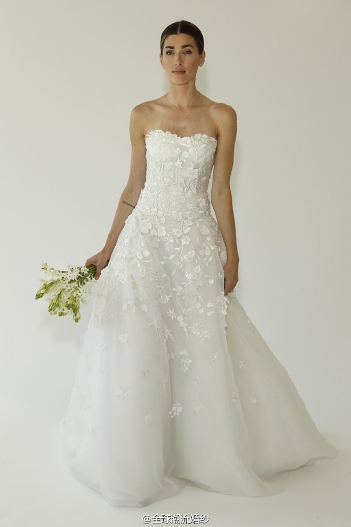 Oscar de la Renta Bridal Fall都说女人穿上婚纱的那一刻