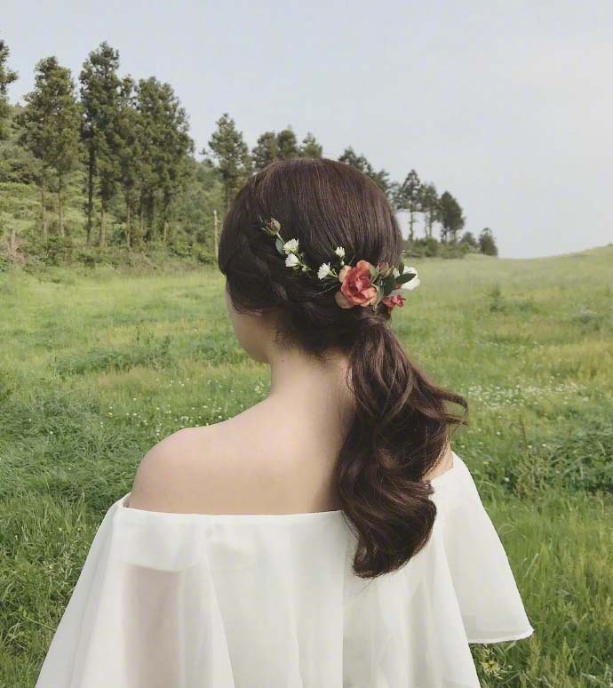 以花朵为装饰的新娘发型是户外写真的好选择