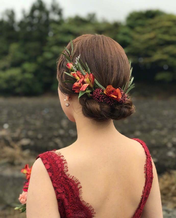 以花朵为装饰的新娘发型是户外写真的好选择