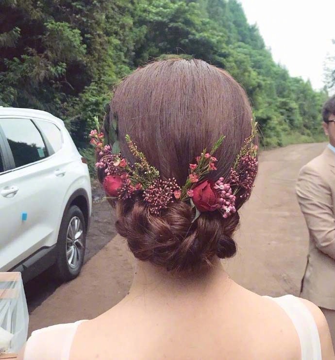 以花朵为装饰的新娘发型是户外写真的好选择