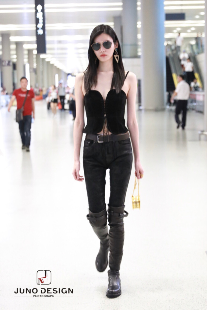 上海美女明星奚梦瑶黑色吊带马甲搭配过膝长靴