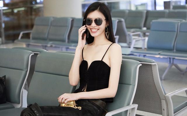 上海美女明星奚梦瑶黑色吊带马甲搭配过膝长靴