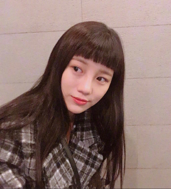 可爱感十足的超短刘海清纯美女图片