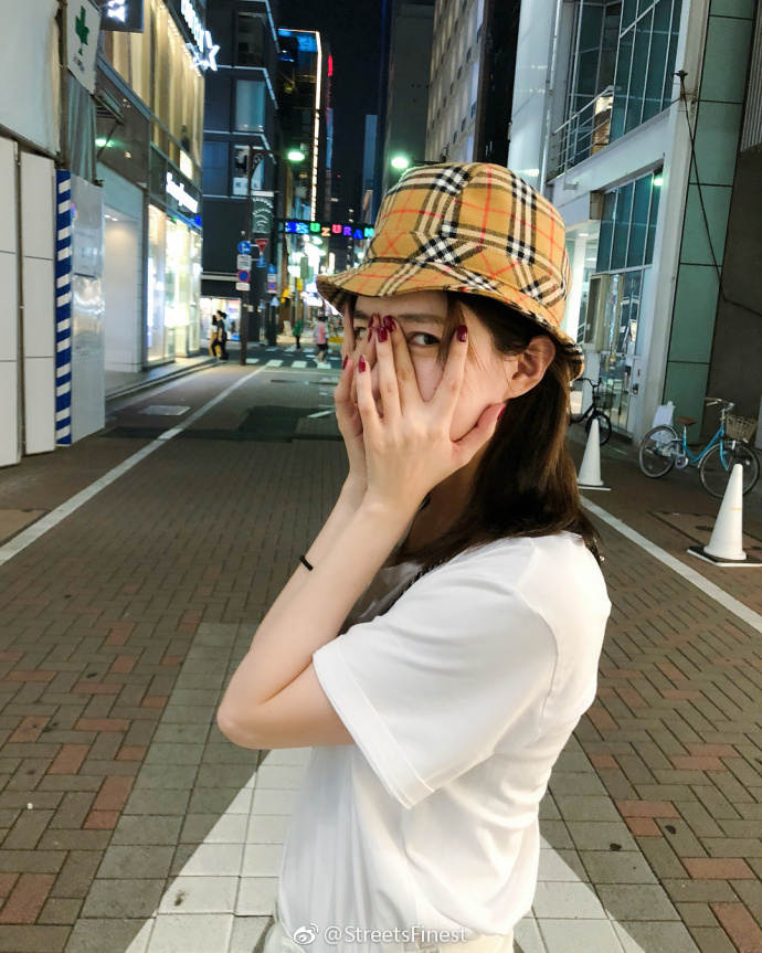 大长腿美女明星江疏影东京游玩照出游穿搭示范