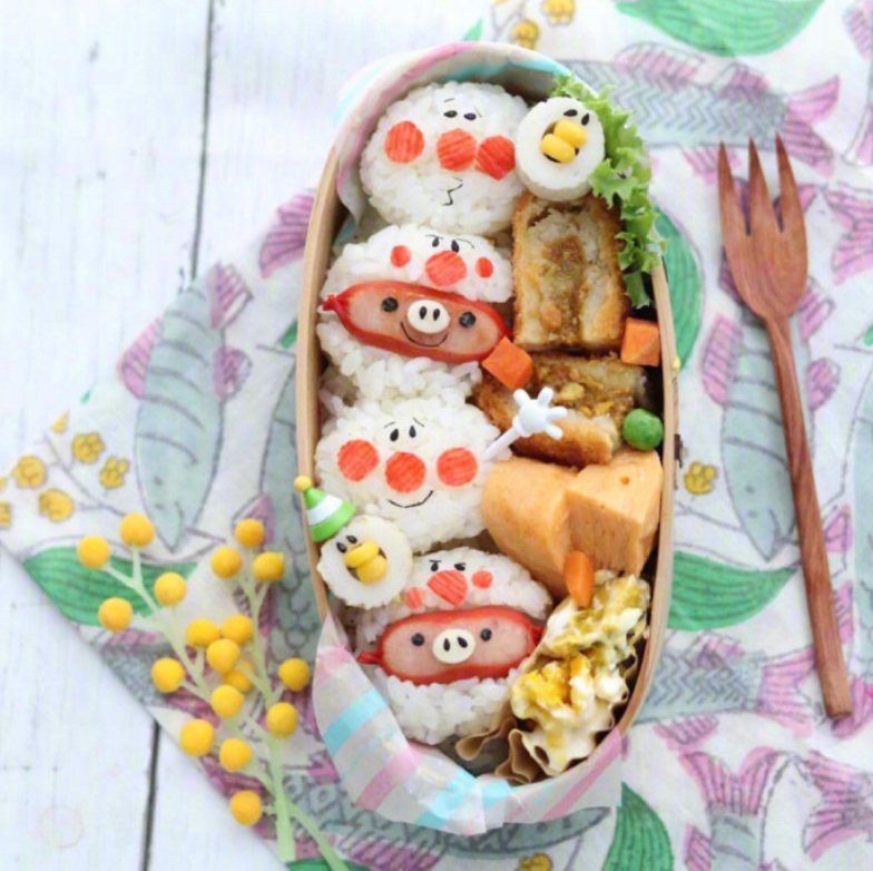 玩出新花样的卡通小饭团，来不来一份