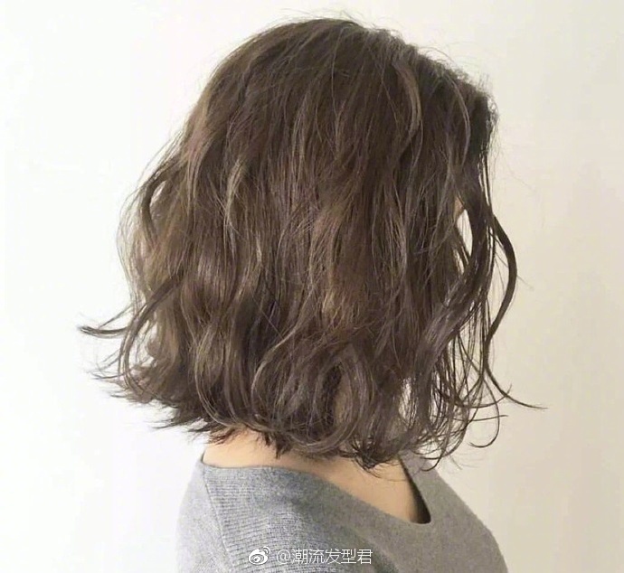 齐肩短发发型美女自拍图片