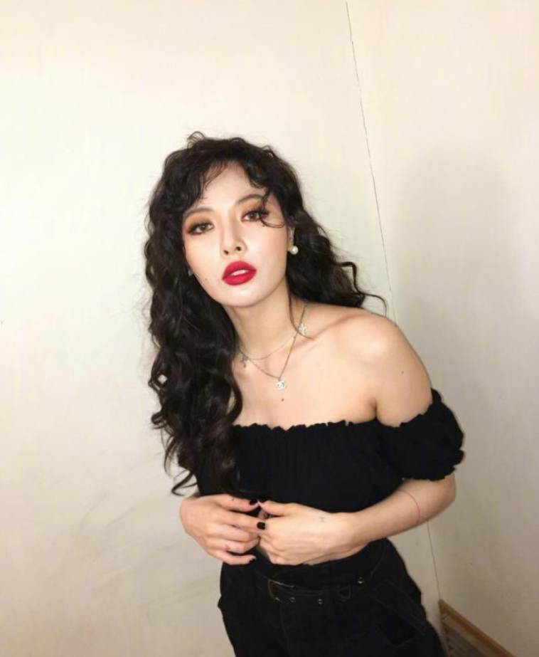 泫雅图片_韩国性感美女明星小野马泫雅街拍图片