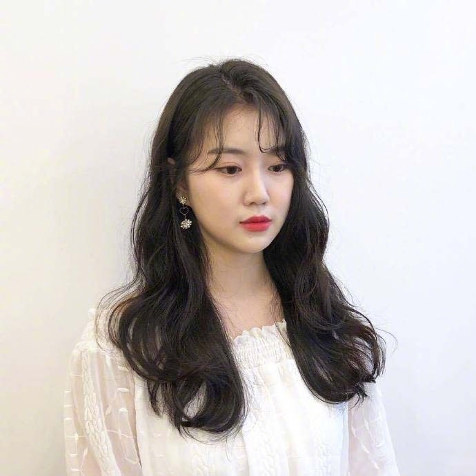 深色系长卷发美女自拍图片