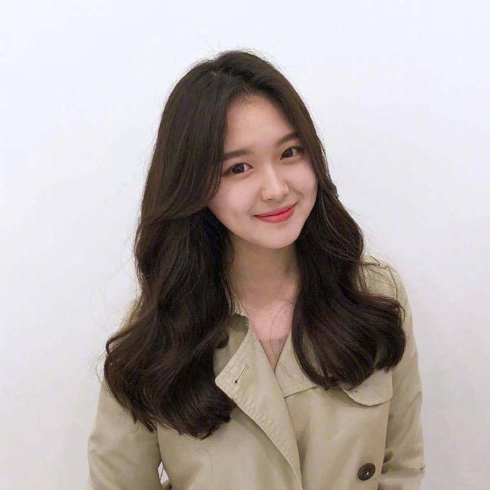 深色系长卷发美女自拍图片