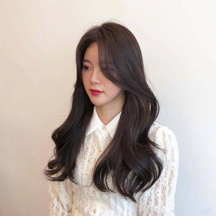 深色系长卷发美女自拍图片