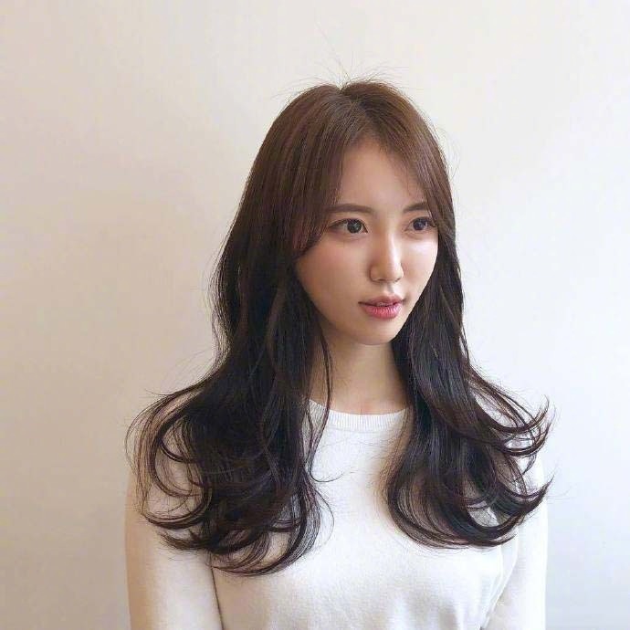 深色系长卷发美女自拍图片