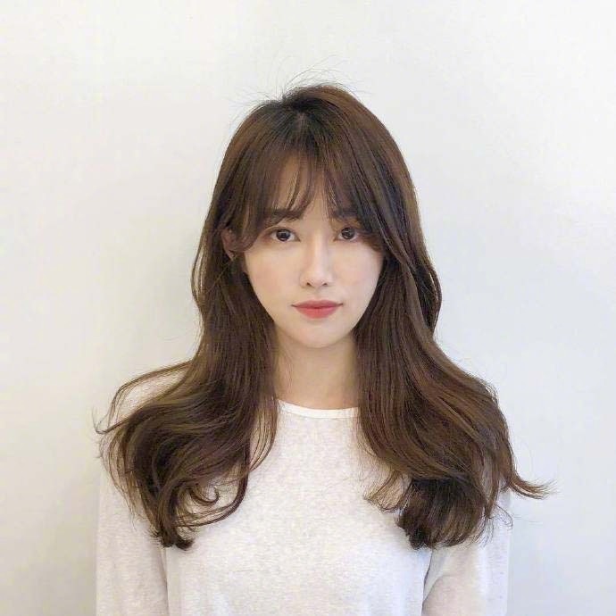 深色系长卷发美女自拍图片