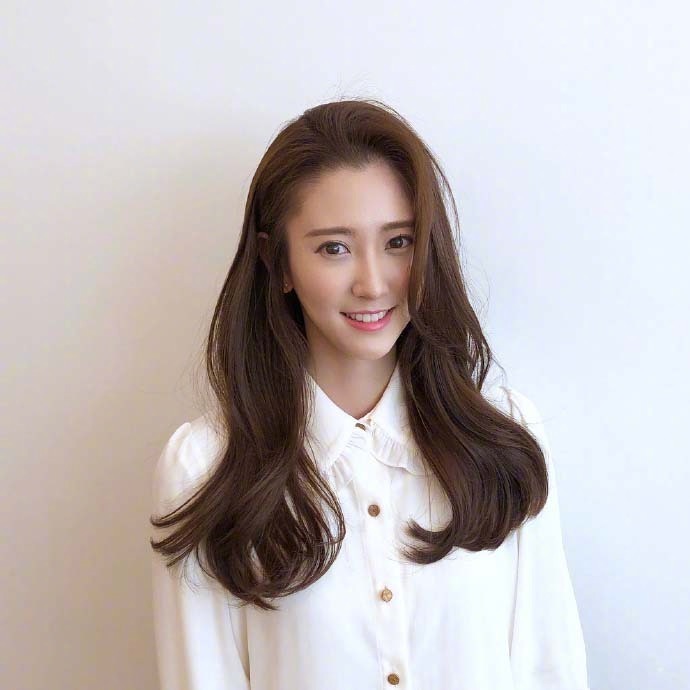深色系长卷发美女自拍图片