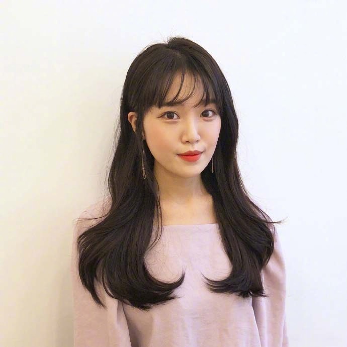 深色系长卷发美女自拍图片