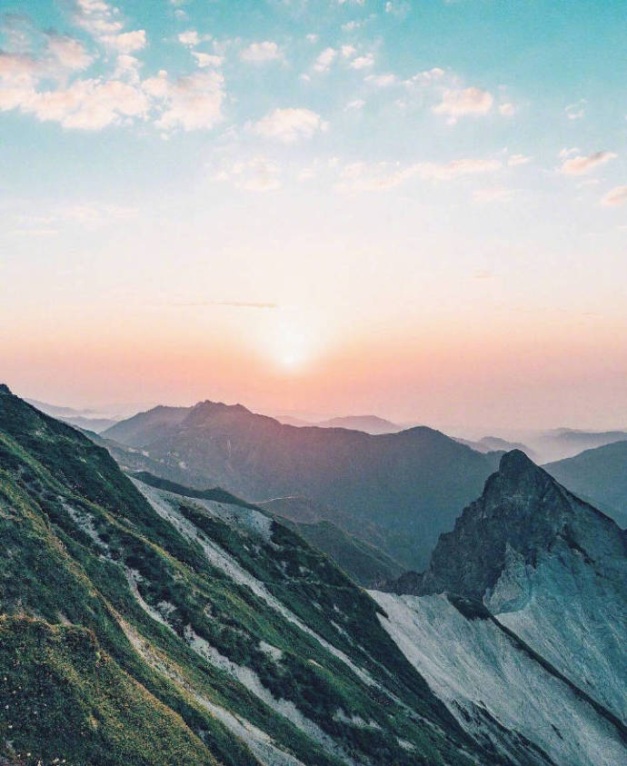 唯美云朵图片_站在山顶之端看仙境云雾风景图片