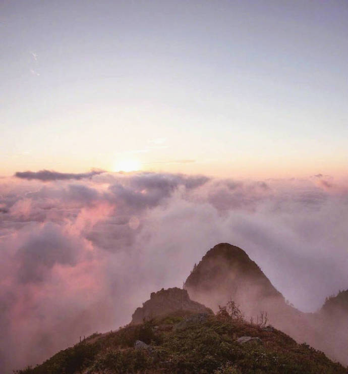 唯美云朵图片_站在山顶之端看仙境云雾风景图片