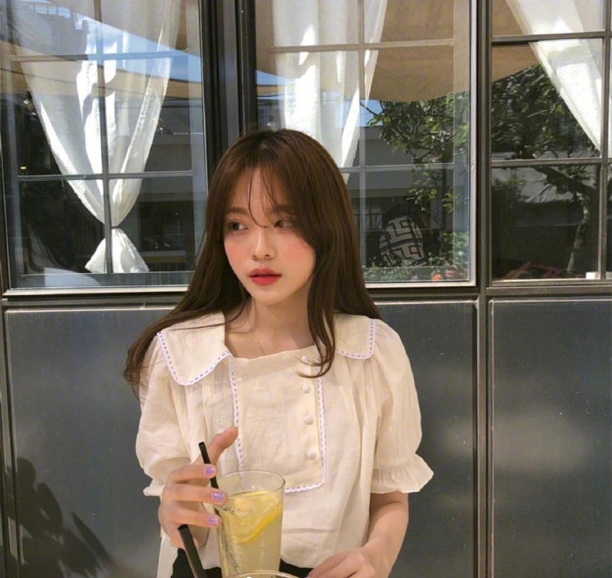 超级显白的亚麻色系发色的可爱小姐姐图片