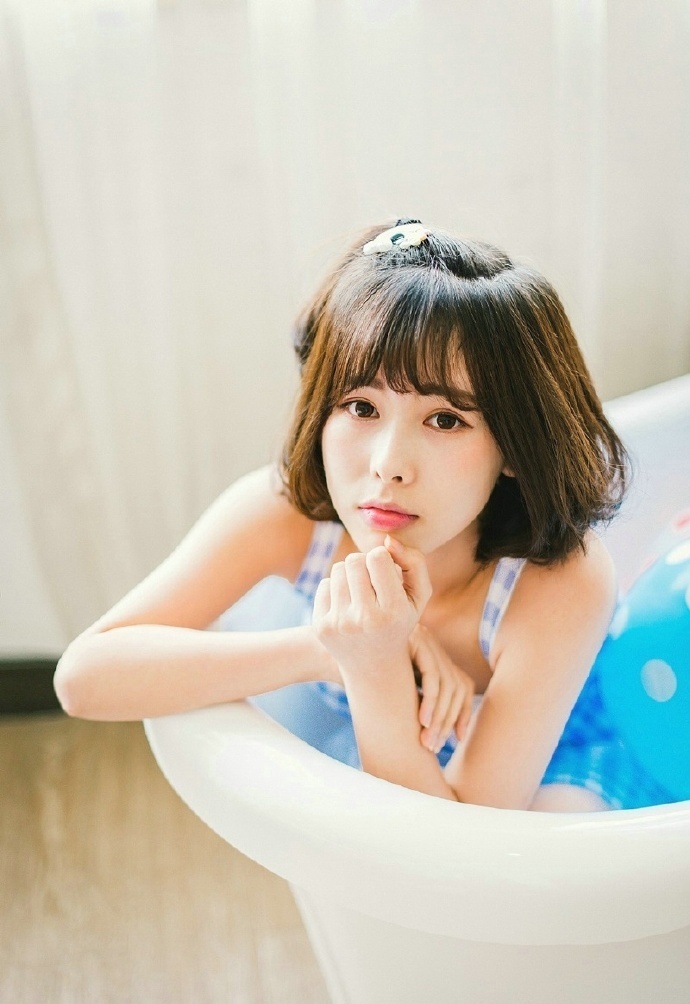 蛋卷头清纯小美女浴缸甜美写真