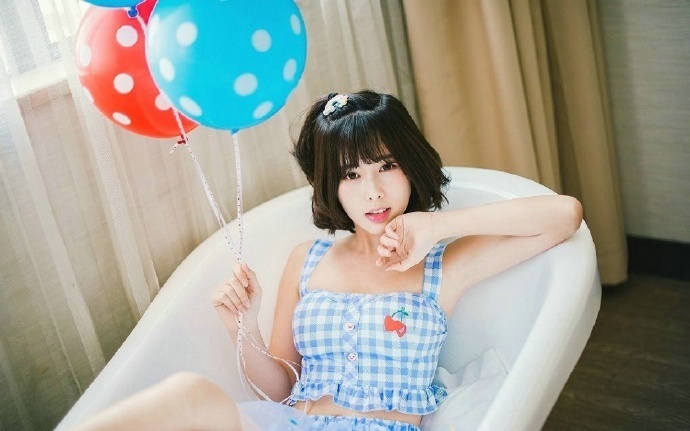 蛋卷头清纯小美女浴缸甜美写真