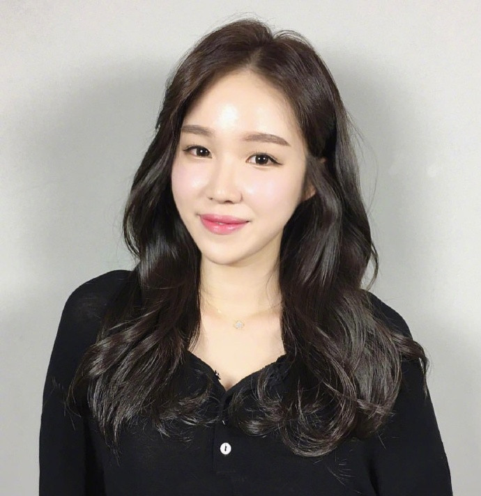 九款气质温柔的长卷发发型美女参考