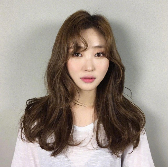 九款气质温柔的长卷发发型美女参考