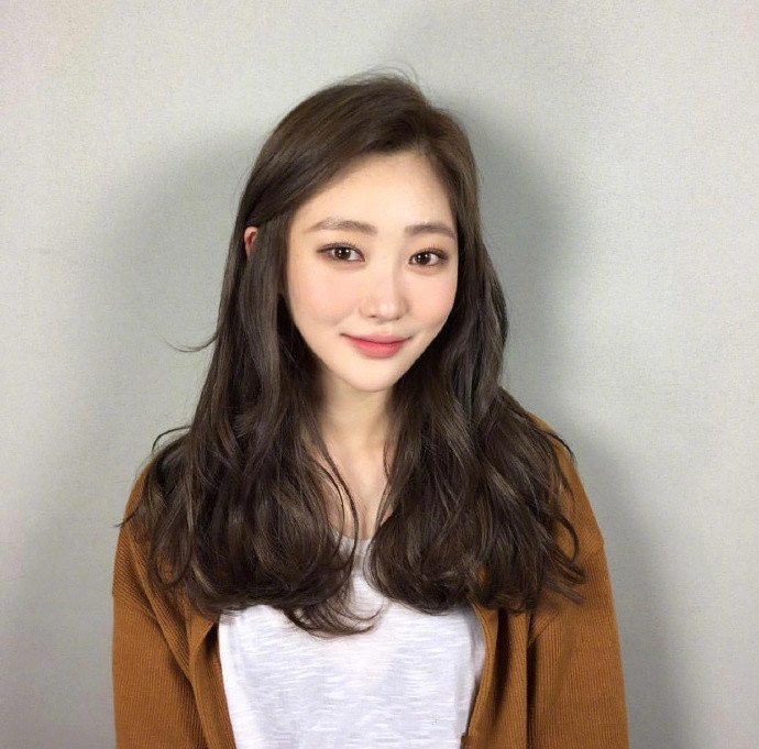 九款气质温柔的长卷发发型美女参考