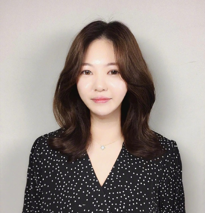九款气质温柔的长卷发发型美女参考