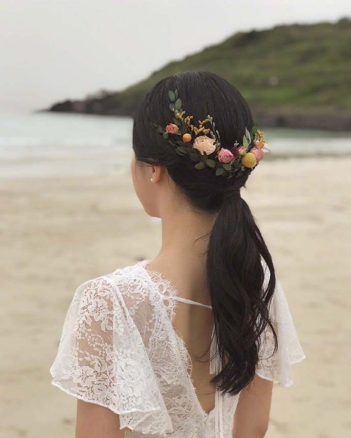 以花朵为装饰的新娘发型仙气十足