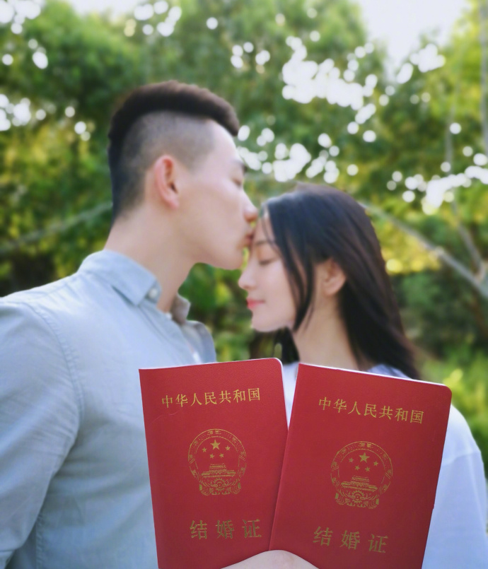 大眼美女明星张馨予何捷婚纱图片