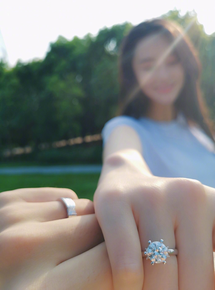 大眼美女明星张馨予何捷婚纱图片