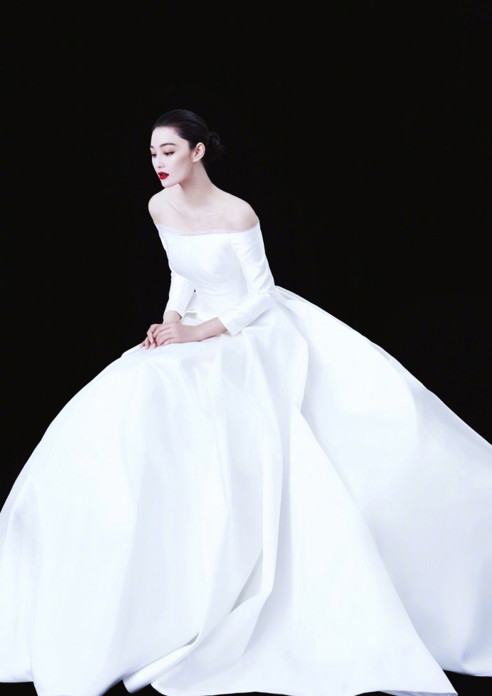 大眼美女明星张馨予何捷婚纱图片