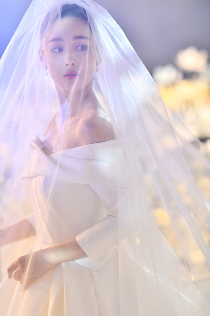 大眼美女明星张馨予何捷婚纱图片