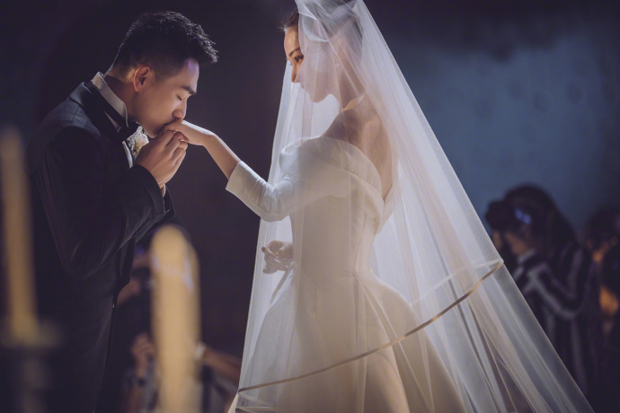 大眼美女明星张馨予何捷婚纱图片