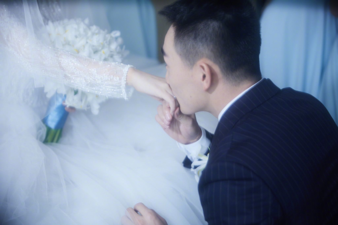 大眼美女明星张馨予何捷婚纱图片
