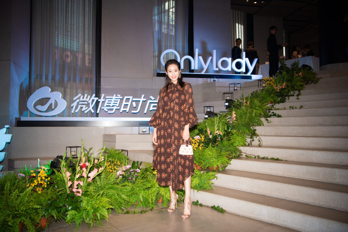 李纯图片_安徽美女明星李纯2018微博时尚V赏形象