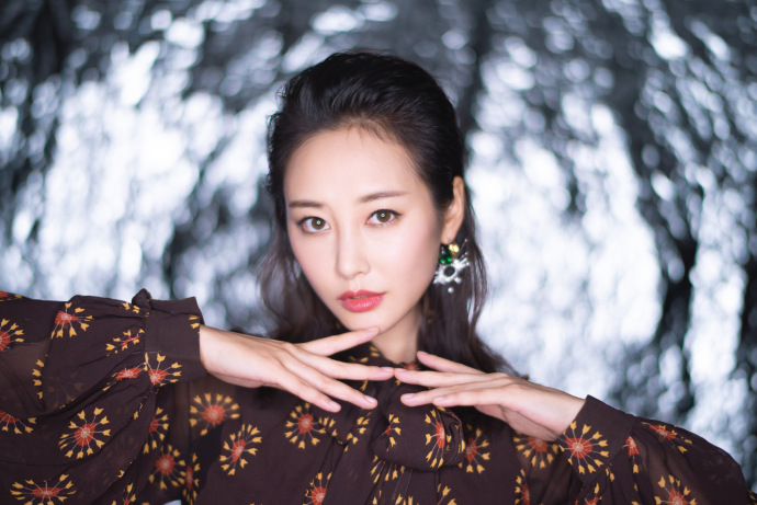 李纯图片_安徽美女明星李纯2018微博时尚V赏形象