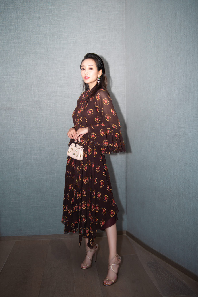李纯图片_安徽美女明星李纯2018微博时尚V赏形象