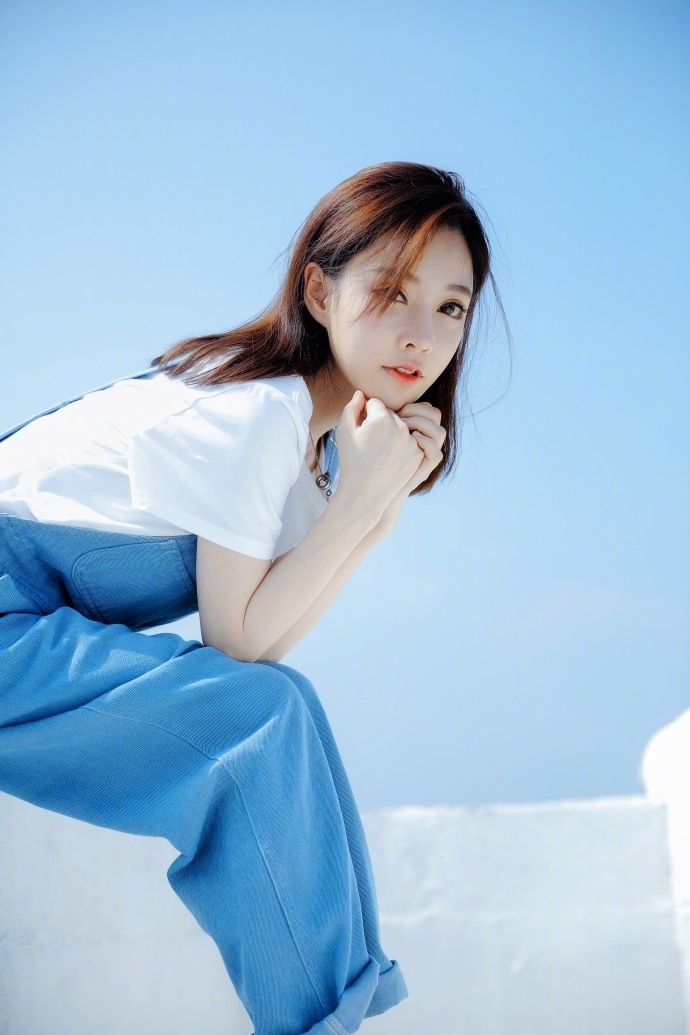 可爱美女冯提莫图片_斗鱼冯提莫清纯学生装扮写