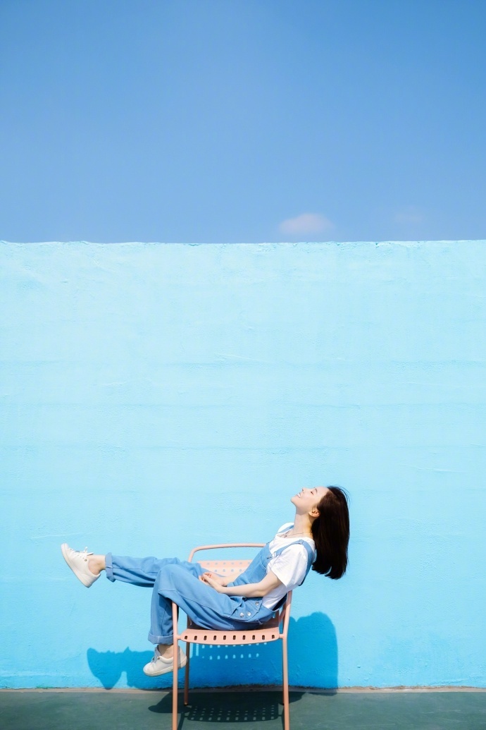可爱美女冯提莫图片_斗鱼冯提莫清纯学生装扮写