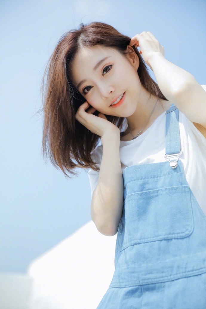 可爱美女冯提莫图片_斗鱼冯提莫清纯学生装扮写