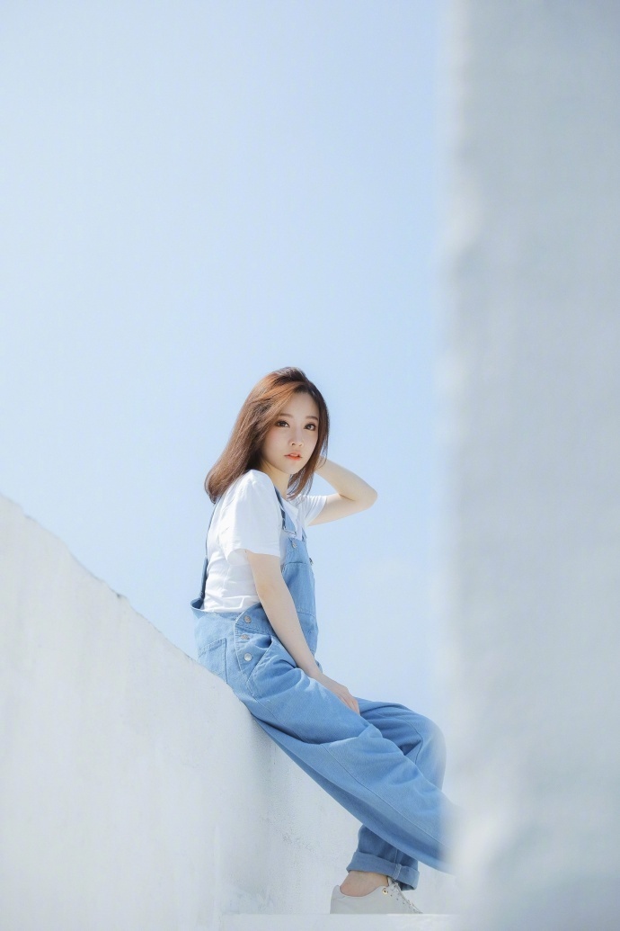 可爱美女冯提莫图片_斗鱼冯提莫清纯学生装扮写
