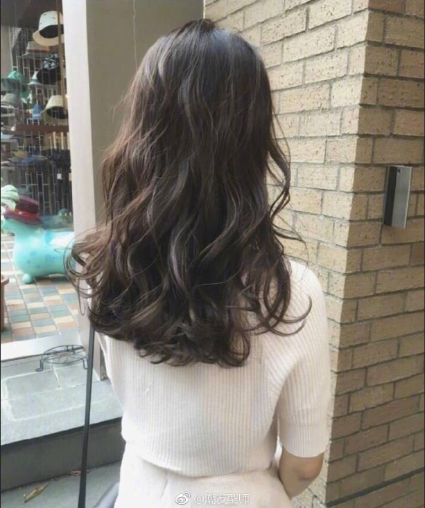 18款中长卷发发型图片_最流行女人味发型